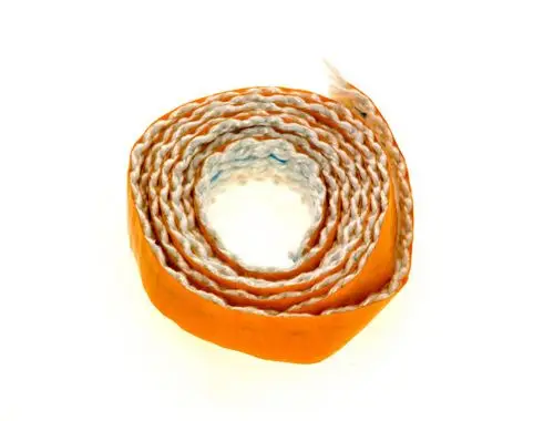 Rolle mit Dichtschnur in orangefarbenem Material, die ordentlich aufgerollt ist. Die Schnur könnte für verschiedene Anwendungen im Bereich Dichtungen von Bosch eingesetzt werden.